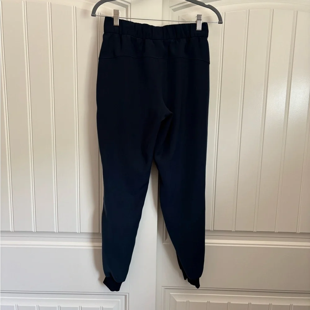 Lululemon On The Fly Jogger True Navy size 4